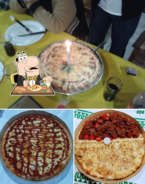A imagem a Hermenegildo's pizzaria’s comida e mesa de jantar