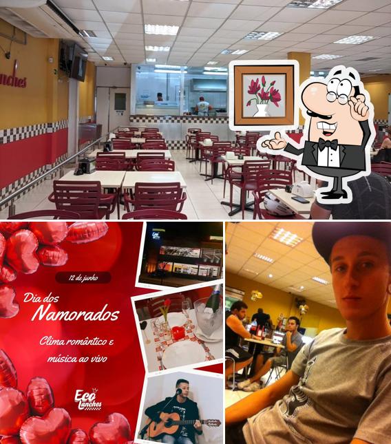 Sente em uma das mesas no Eco Lanches