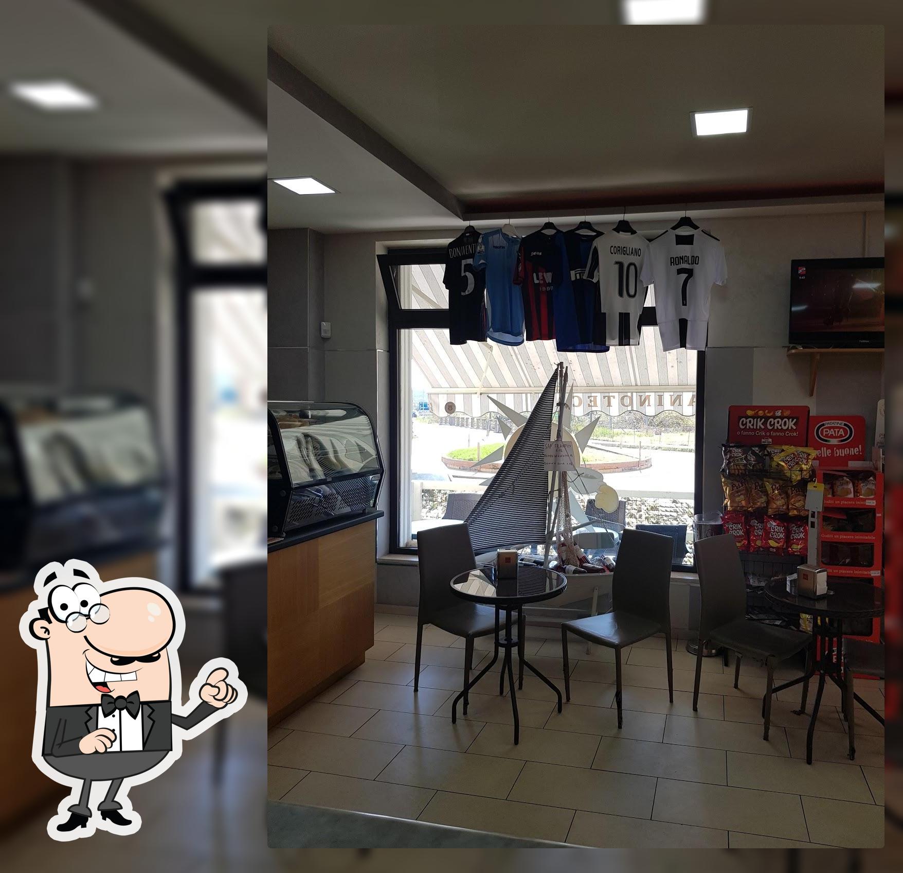 Dai un'occhiata agli interni di Emotion Bar Paninoteca di Luigi Corigliano