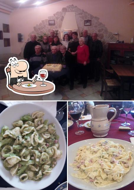 La cibo e interni del ristorante