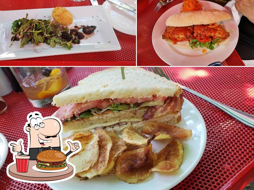 Prenez un hamburger à Chez Piggy Restaurant & Bar