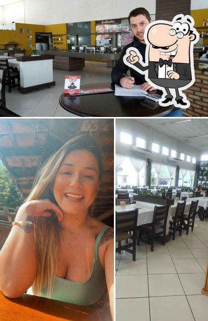 Sente em uma das mesas no Restaurante Engenho