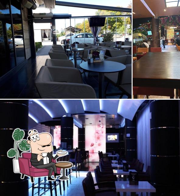 Installez-vous à l'une des tables de Excelente bar
