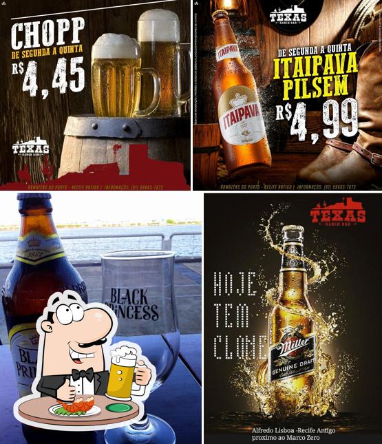 Desfute um copo de cerveja leve ou escura