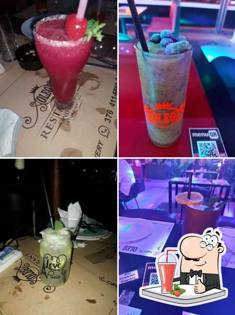 Disfrutra de una bebida en OLEG Restaurant & Lounge