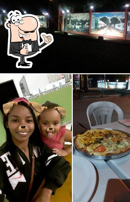 Look at the image of Pizzaria Família