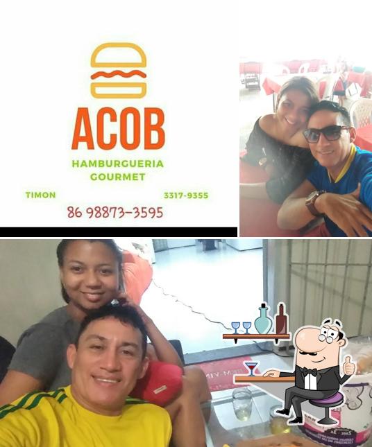 O interior do ACOB Hamburgueria Gourmet