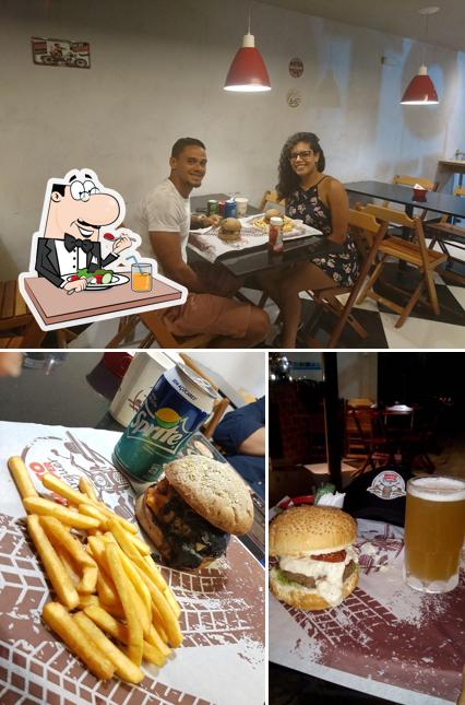 Entre diferentes coisas, comida e interior podem ser encontrados no Moto Chopp'er Burguer