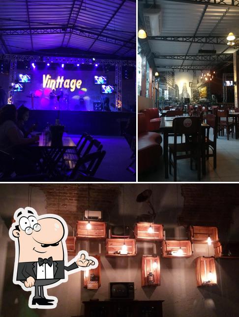 O interior do Vinttage Music Bar e Restaurante