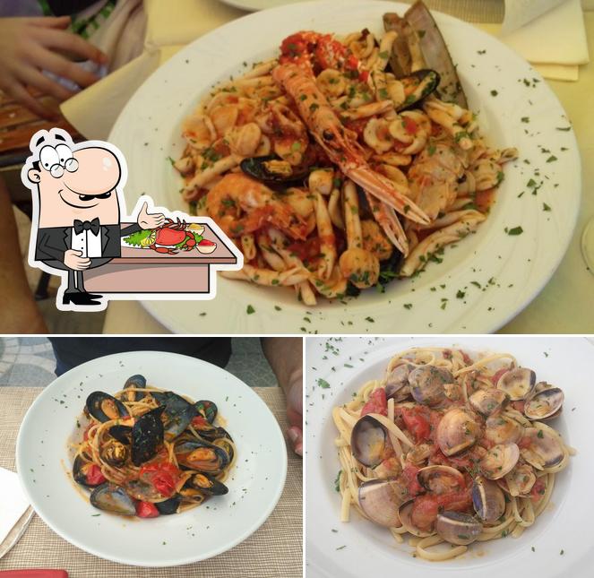 Essayez différents plats à base de fruits de mer disponibles à Trattoria Pizzeria Dietro l'Angolo