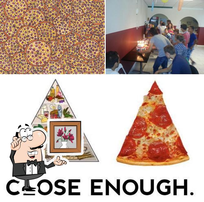 Это снимок, где изображены внутреннее оформление и еда в Pizzeria Pizza Pazza