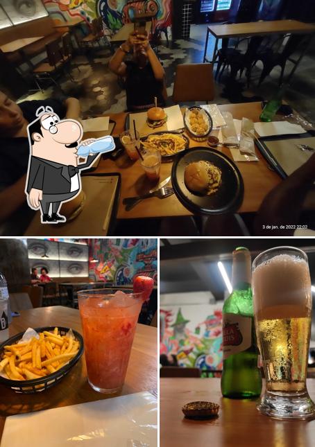 A imagem da bebida e mesa de jantar no Buffalo Burger - Guaíra - PR