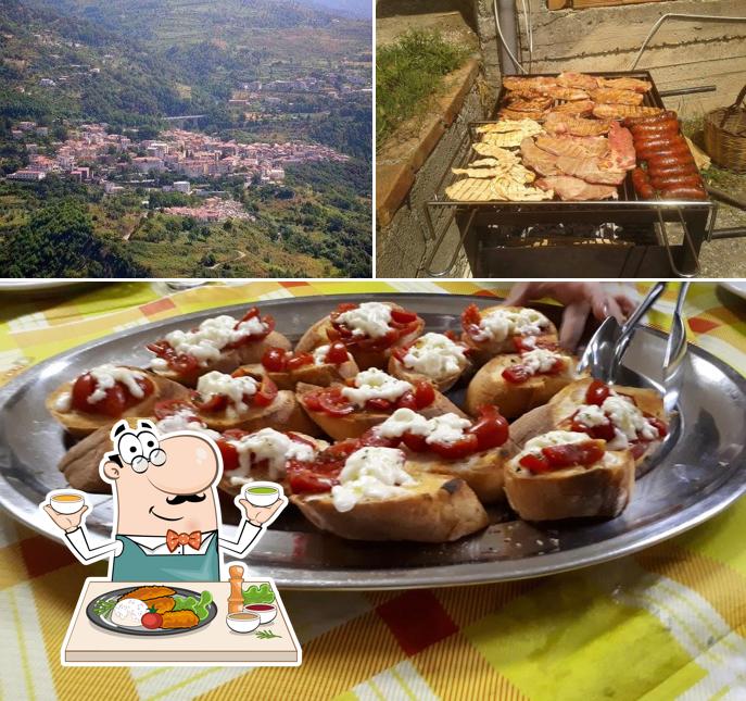 Guarda la foto che raffigura la cibo e esterno di La Bussola d'Oro