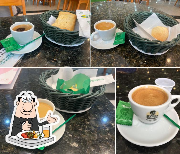 Confira a foto mostrando comida e bebida no Casa do Pão de Queijo