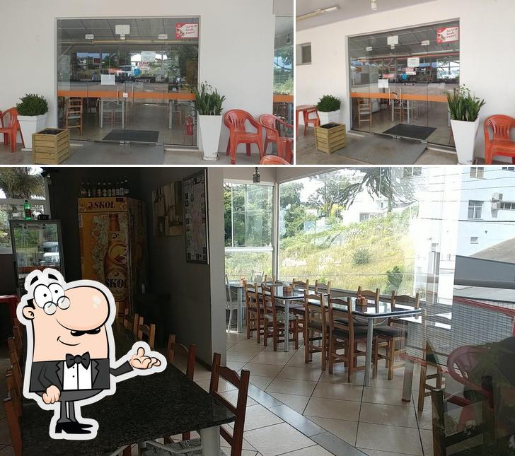 Sente em uma das mesas no Restaurante Do Baixinho