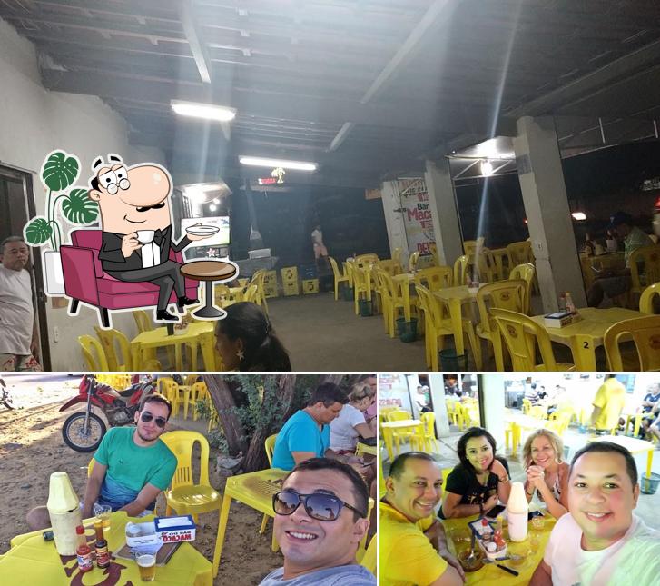 Sente em uma das mesas no Bar do Macaco