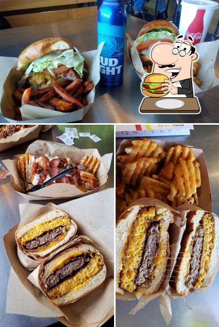 Закажите гамбургеры в "Funky Fries and Burgers"