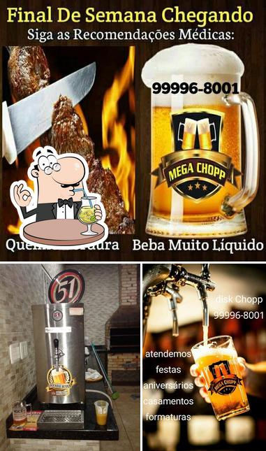 Tome uma bebida do menu