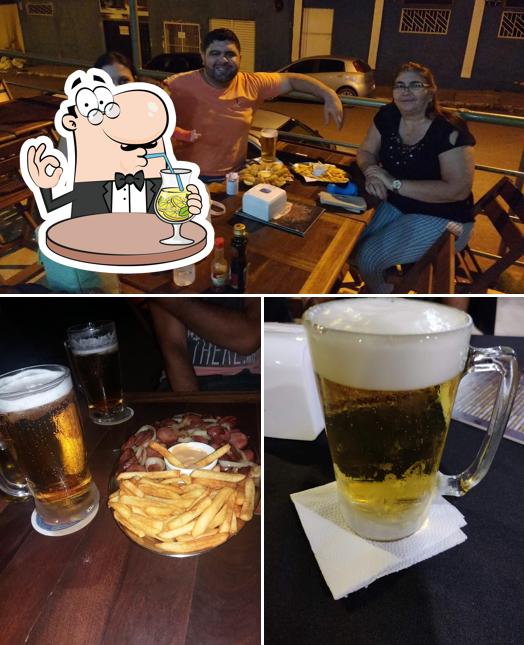 Esta é a imagem apresentando bebida e mesa de jantar a Mikelly Choperia e Pizzaria