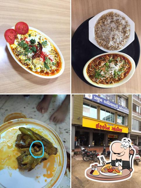 Try out pizza at Pramukh Kathiyawadi Bhojanalay Sector-21