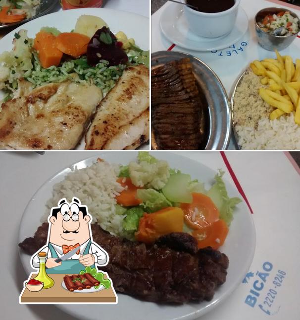 Pratos de carne são servidos no Galeto Bicão