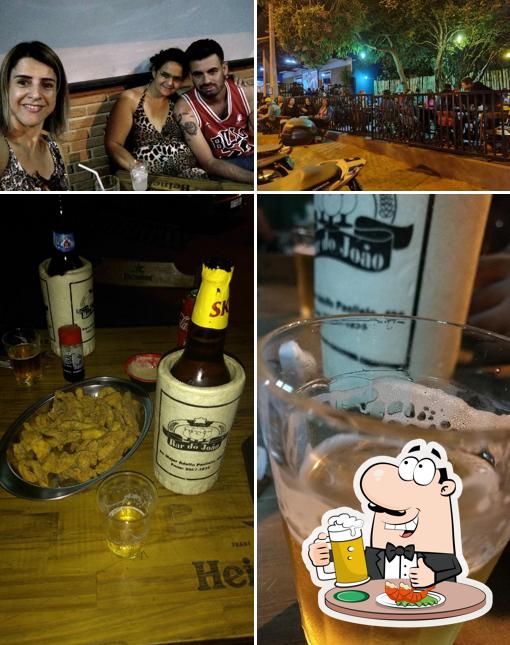 Desfute uma tulipa de cerveja leve ou escura