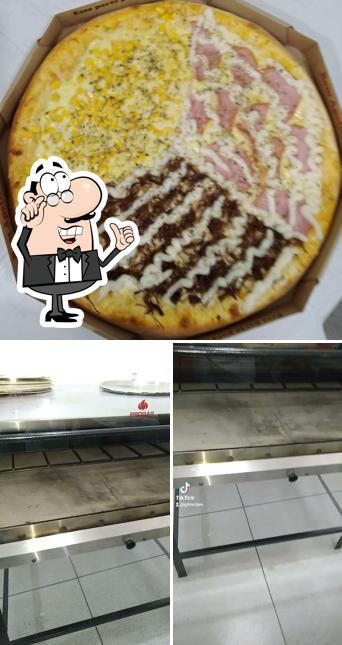 Dê uma olhada a foto apresentando interior e pizza no Pizzaria Brasiliense