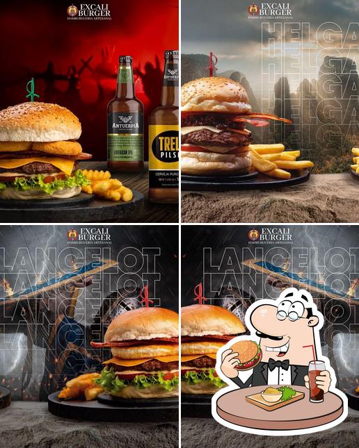 Delicie-se com um hambúrguer no Excaliburger Santa Inês