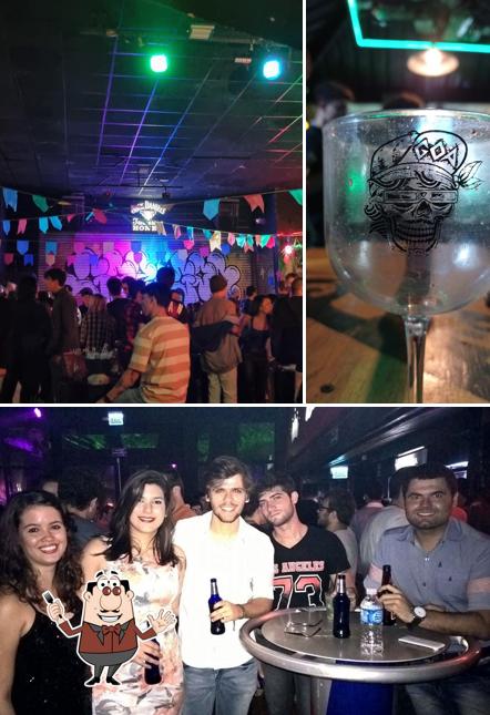 Confira a ilustração ilustrando comida e balcão de bar no Goa Lounge