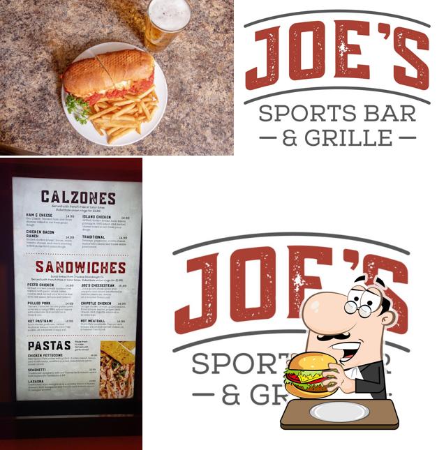 Las hamburguesas de Joe's Sports Bar & Grille gustan a una gran variedad de paladares