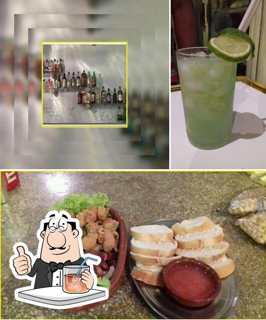 Entre diferentes coisas, bebida e comida podem ser encontrados no Aconchegos Bar