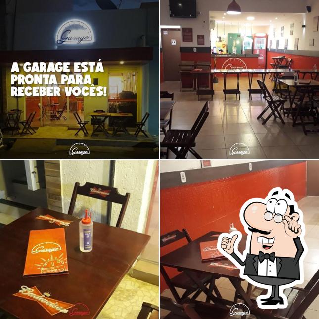 O interior do Garage Food & Beer