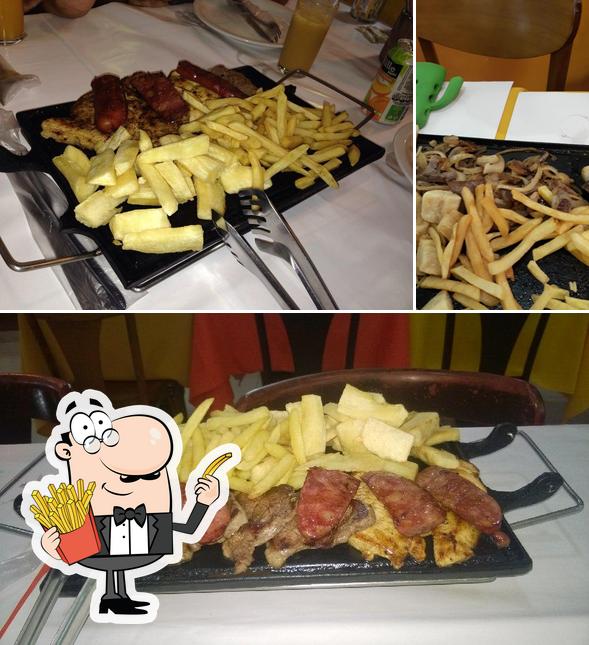 Try out chips at Restaurante Porto do Sirigado