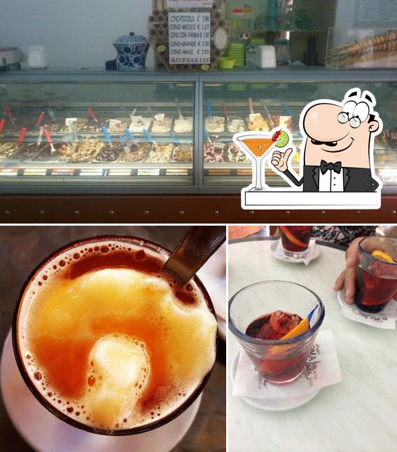 Dai un’occhiata alla foto che presenta la bevanda e cibo di Caffé Roma