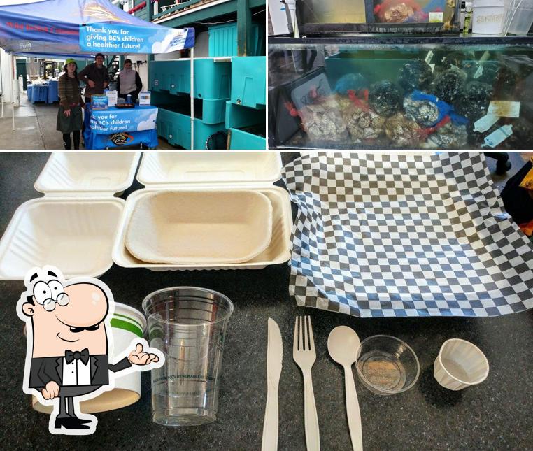 Parmi les diverses choses de la intérieur et la nourriture, une personne peut trouver sur Finest At Sea Seafood Market and Food Truck