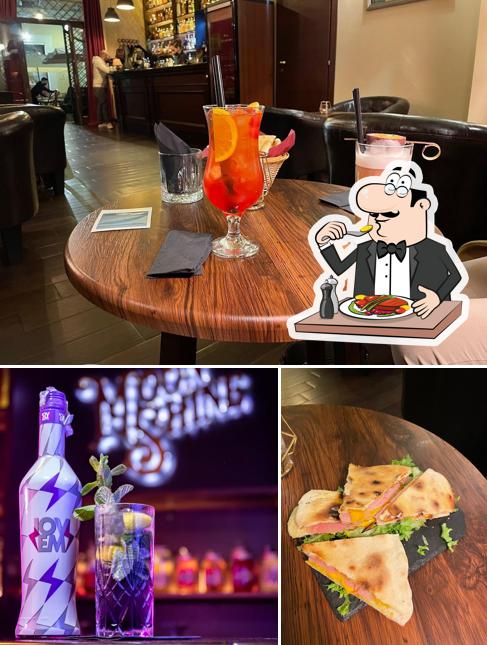 Dai un’occhiata alla foto che mostra la cibo e interni di Moonshine Lounge Bar
