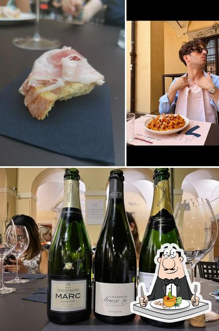 Dai un’occhiata alla foto che presenta la cibo e vino di T'S WAY