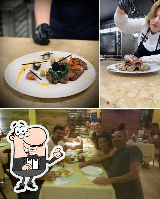 Sente em uma das mesas no Brasa Grill