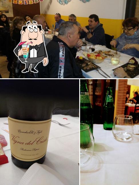 Guarda la foto che mostra la bevanda e interni di Ristorante Pizzeria Il Fiasco