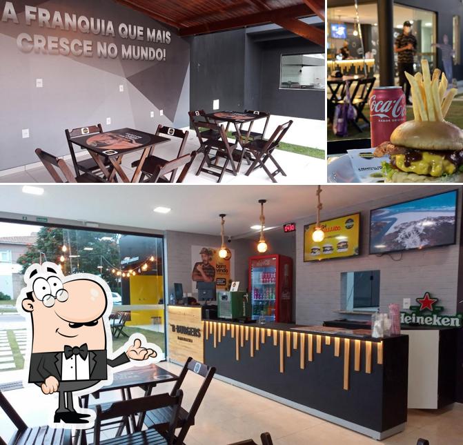 A imagem da interior e comida no The B-Burgers