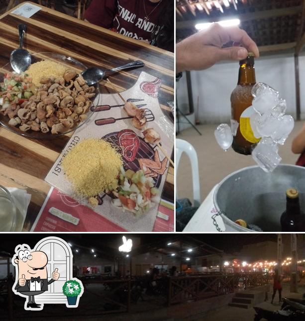 Dê uma olhada a foto mostrando exterior e comida no Espetinho do Pelé