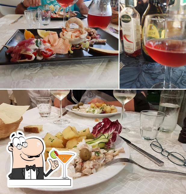 Ristorante Riva Azzurra si caratterizza per la bevanda e cibo