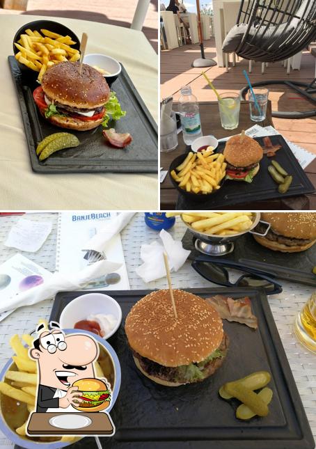 Prova un hamburger a Banje Beach Restaurant Lounge & Club