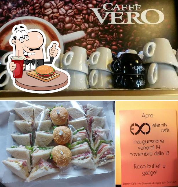 Ordina un hamburger a Eternity Cafè