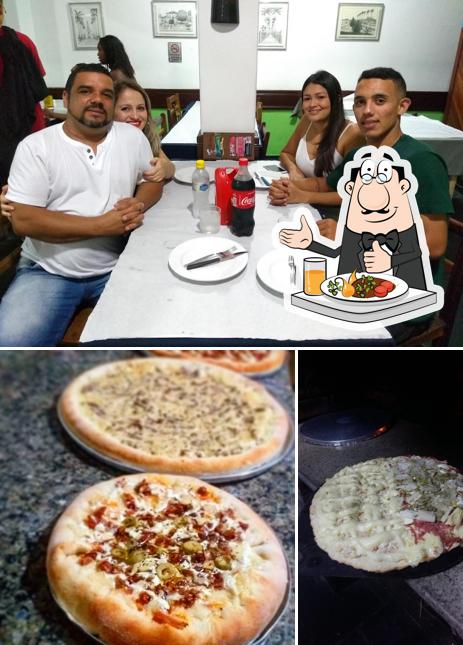 Entre diversos coisas, comida e mesa de jantar podem ser encontrados a Ferreira's Pizzaria