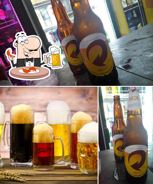 Desfute um copo de cerveja leve ou escura