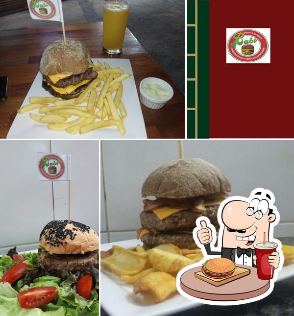 Delicie-se com um hambúrguer no Babi Beer & Burger