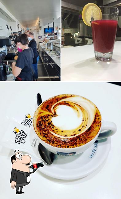 La foto della bevanda e interni di M Caffè