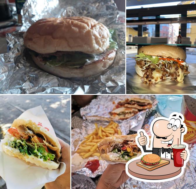 Ordina un hamburger a Fast Food Reka