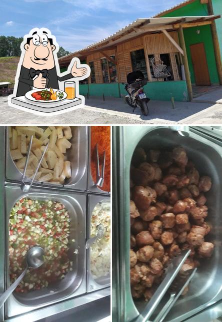 Entre diferentes coisas, comida e exterior podem ser encontrados no Restaurante Barraca Verde 3